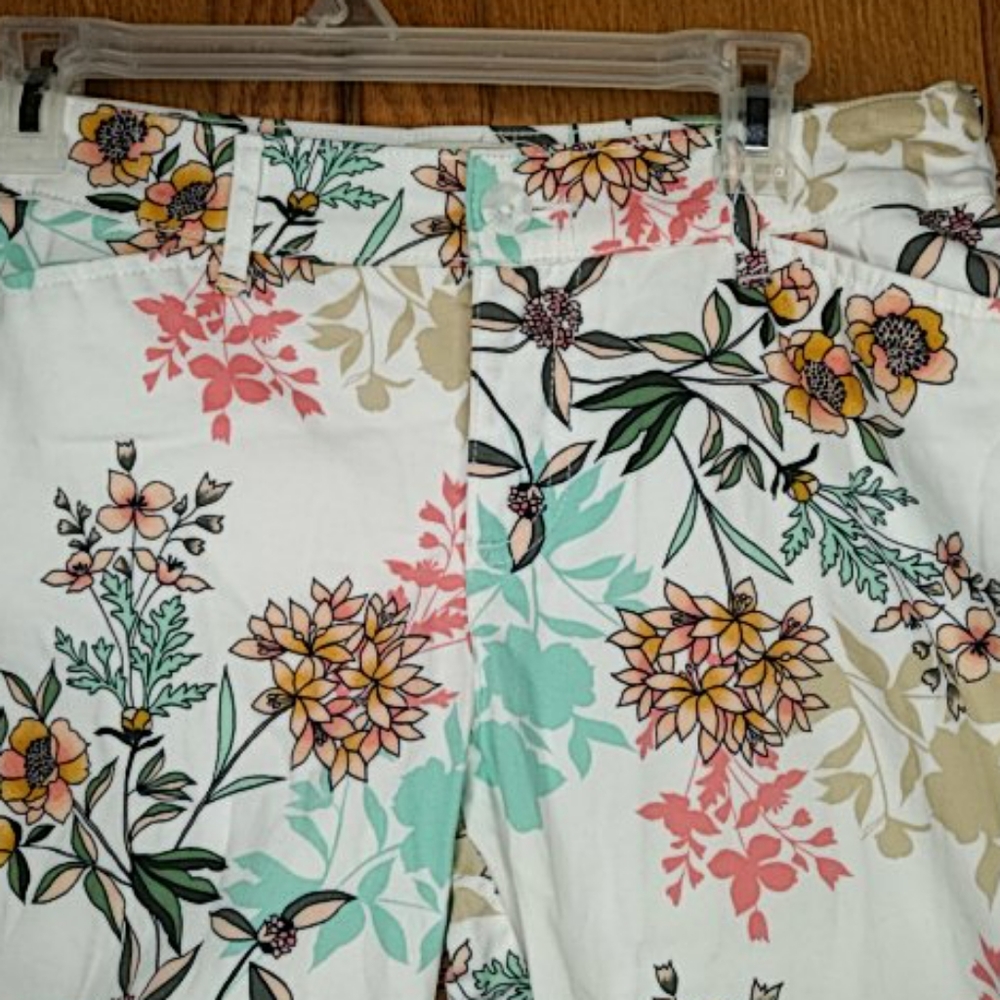 St John's Bay Petite Floral Capri 6P - Picture 2 of 4